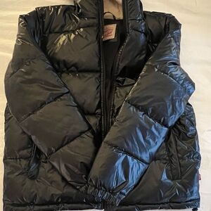Levi's Black Puffer Jacket with Plush Lining and Water-Resistant Fabric